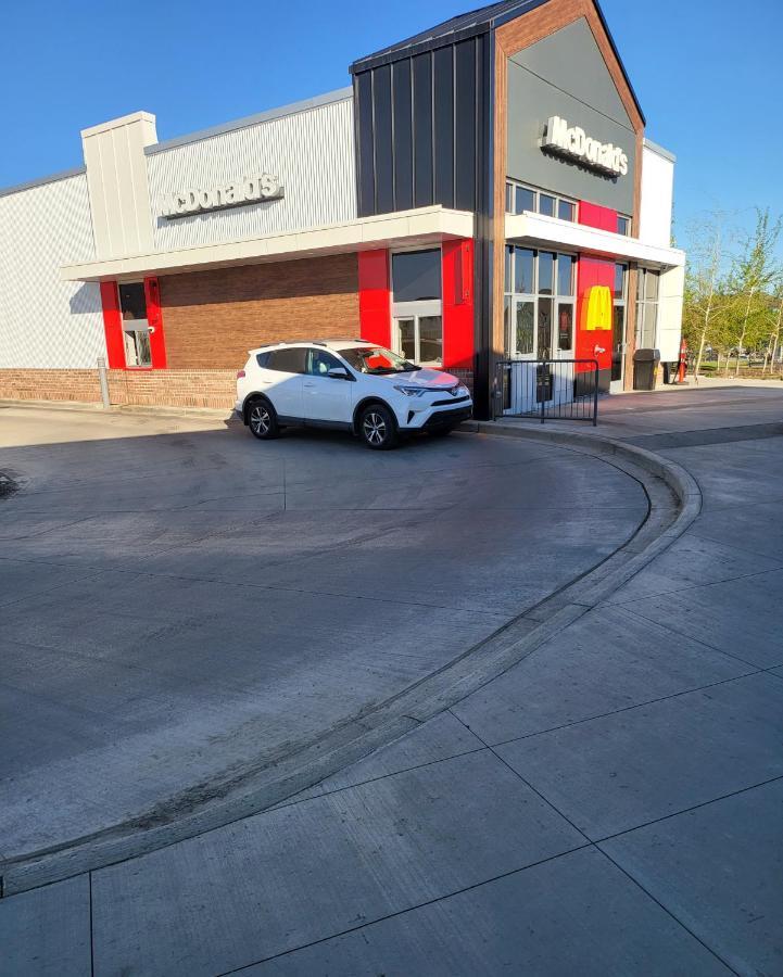 Luxury Suite In Calgary Nw Exterior photo
